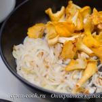 Frozen chanterelles in sour cream in a frying pan (simple recipe with photo)