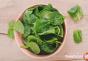 Is it possible to eat spinach while breastfeeding and what are the benefits?