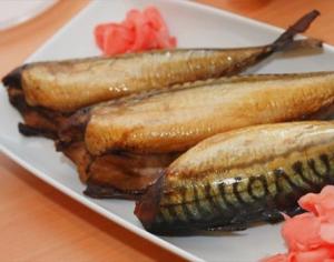 Cooking delicious mackerel in onion skins