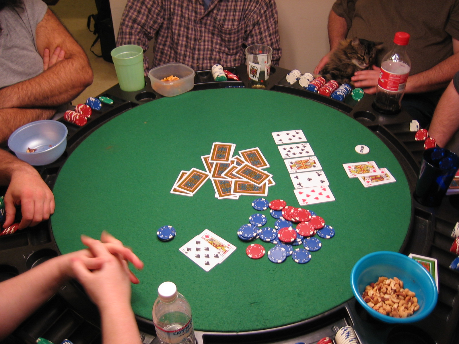 Покерные фишки на столе